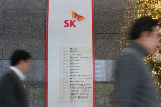 최태원 SK그룹 회장이 노소영 아트센터 나비 관장과 이혼하겠다는 의사를 공개적으로 표명한 뒤 또한번 오너 리스크에 흔들릴 조짐이다. 최 회장의 두차례 수감 생활로 어려움을 겪었던 SK그룹은 이번 스캔들로 지배구조 변화 가능성까지 제기되면서 일부 계열사 주가가 크게 하락하는 등 고전을 면치 못하고 있다. 사진은 31일 오전  최태원 회장 사무실이 있는 서울 종로구 서린동 SK 본사 모습.